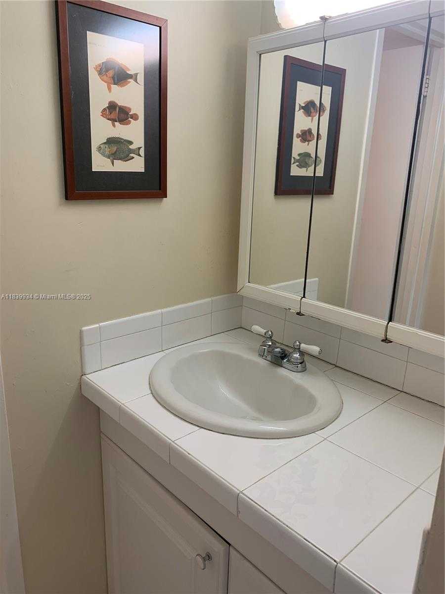 Small Image of 2899 COLLINS AVE #1102, Miami Beach Number 7