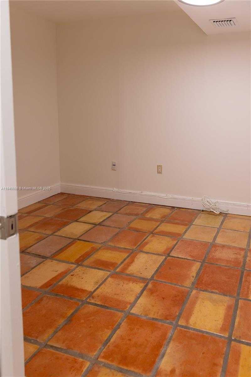 Small Image of 6423 COLLINS AVE #1101, Miami Beach Number 12