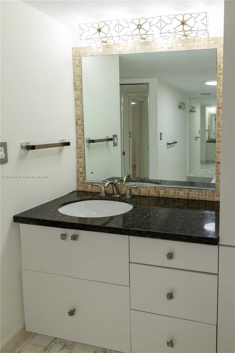 Small Image of 6423 COLLINS AVE #1101, Miami Beach Number 16