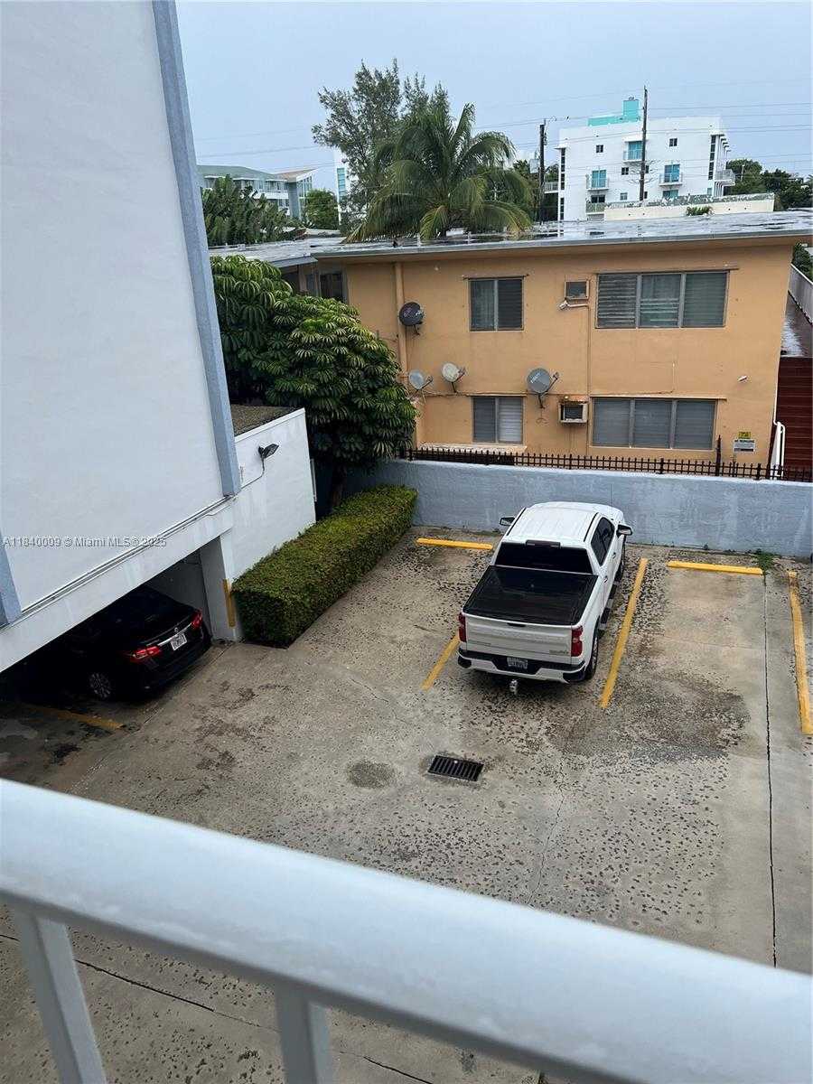Small Image of 7705 ABBOTT AVE #305, Miami Beach Number 3