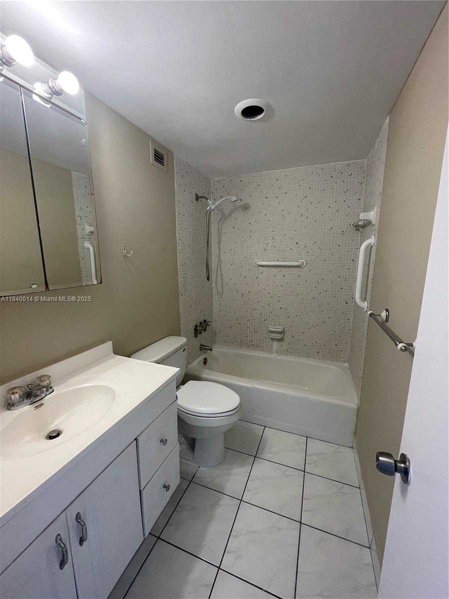 Small Image of 400 KINGS POINT DR #507, Sunny Isles Beach Number 8