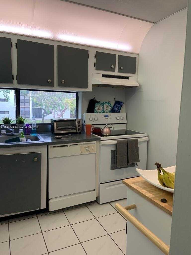 Small Image of 17021 NORTH BAY RD #221, Sunny Isles Beach Number 5