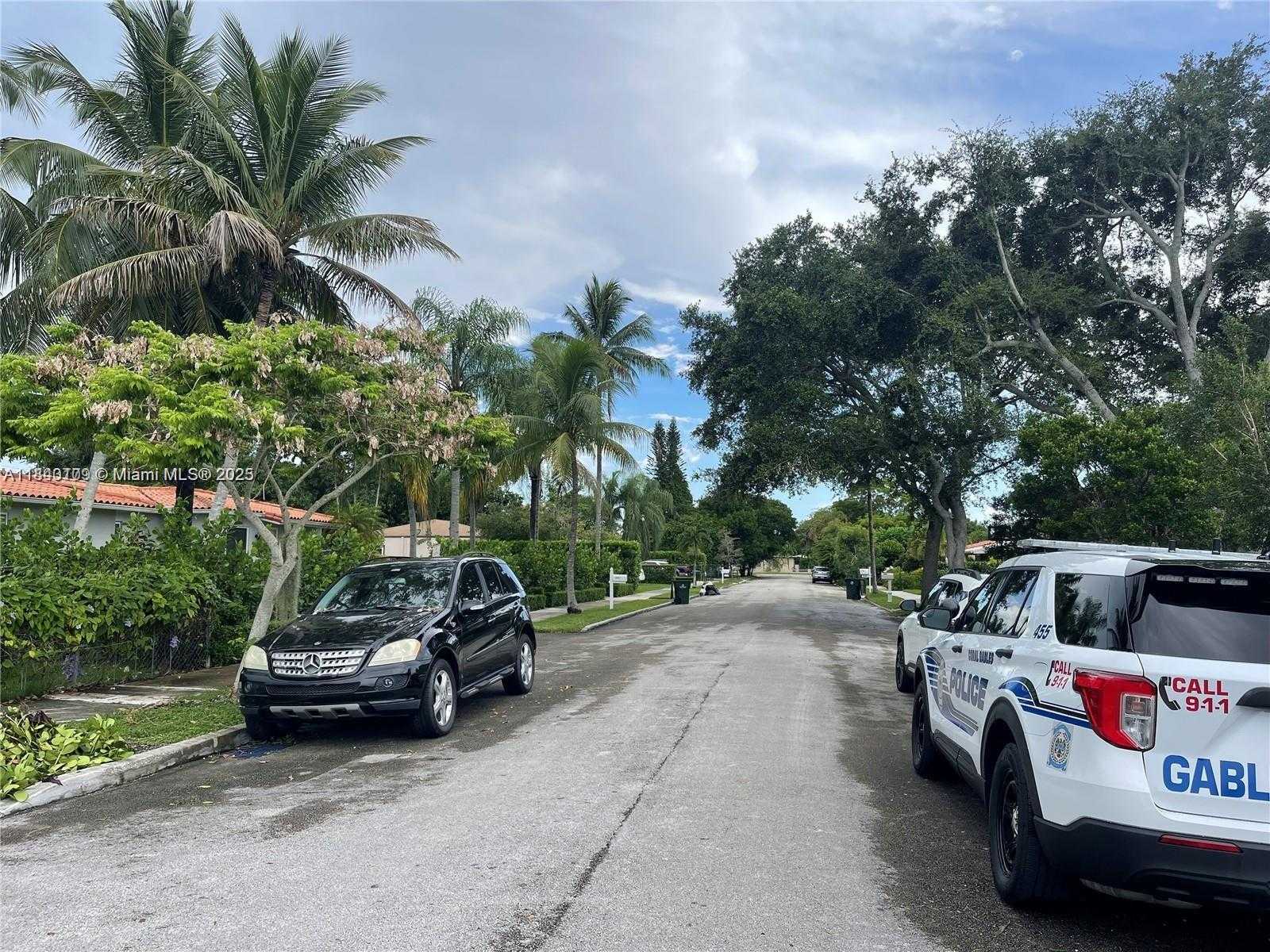 Small Image of 6321 SOUTH WEST 43RD ST, South Miami Number 3
