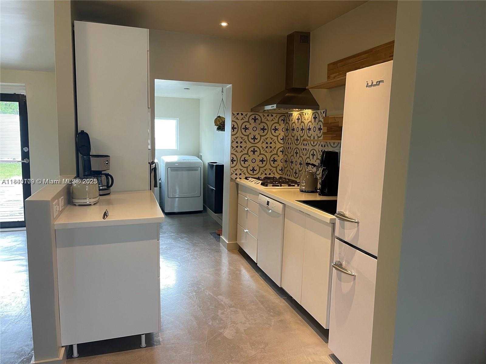 Small Image of 6321 SOUTH WEST 43RD ST, South Miami Number 4