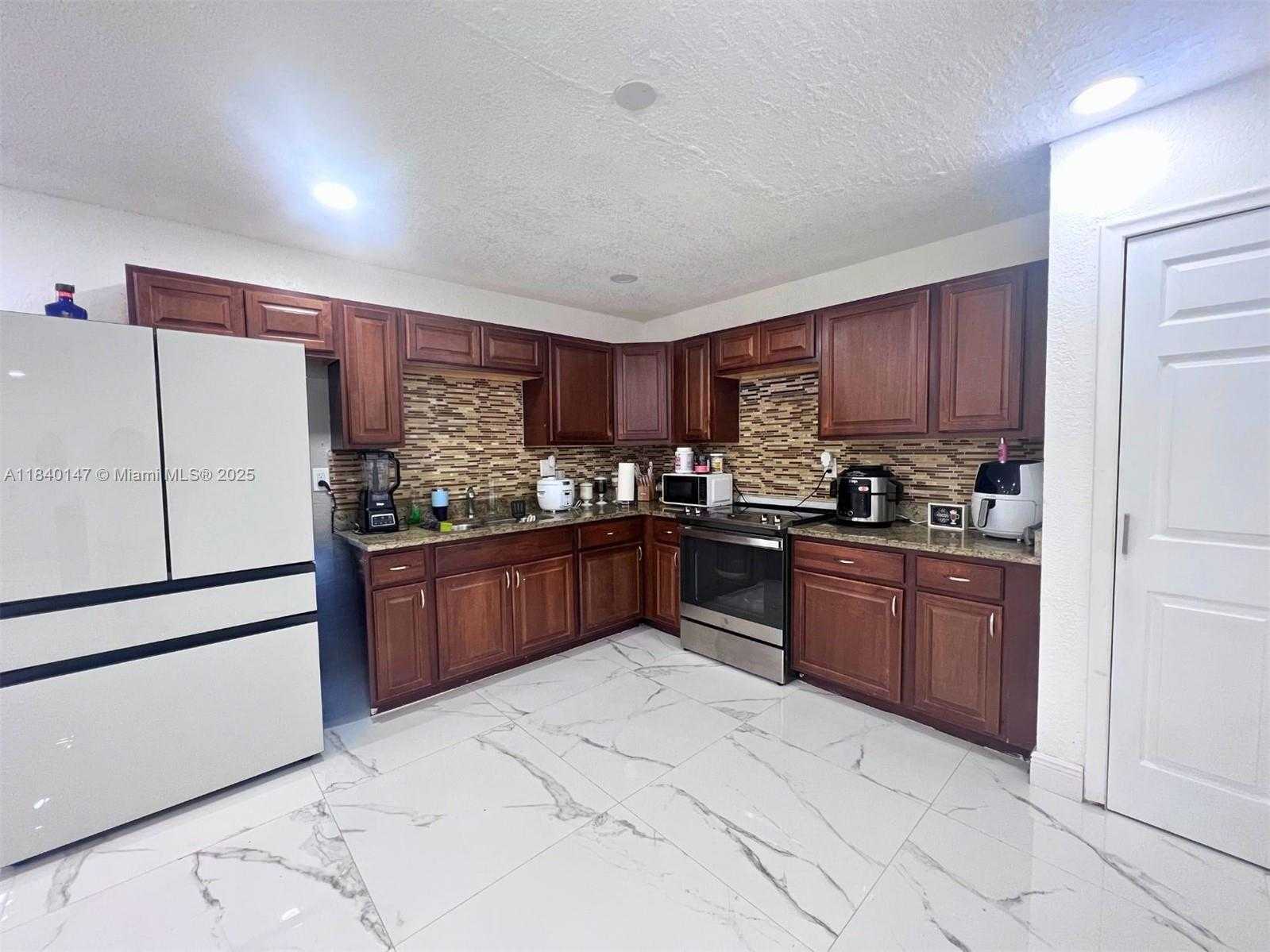 Small Image of 2001 SOUTH WEST 85TH AVE, North Lauderdale Number 9