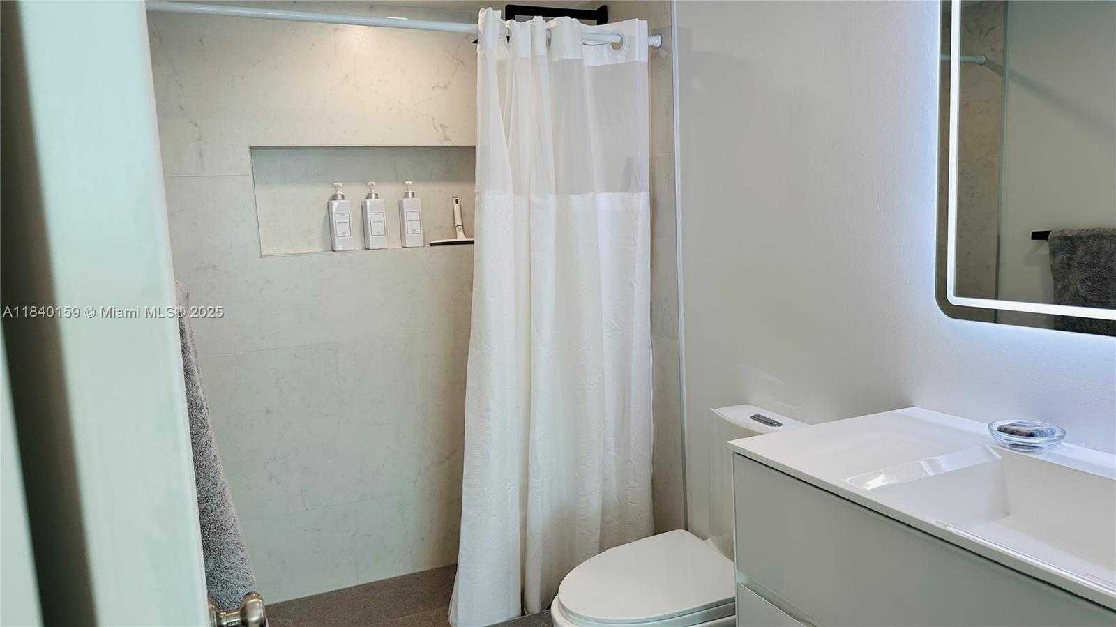 Small Image of 800 CLAUGHTON ISLAND DR #1903, Miami Number 25