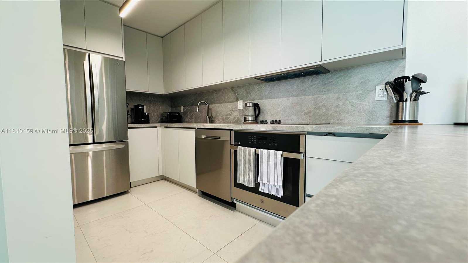 Small Image of 800 CLAUGHTON ISLAND DR #1903, Miami Number 40
