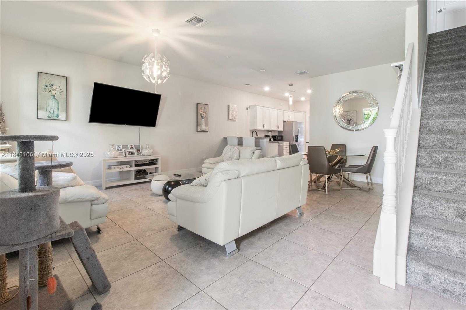 Small Image of 5140 EUCALYPTUS DR #3, Hollywood Number 3