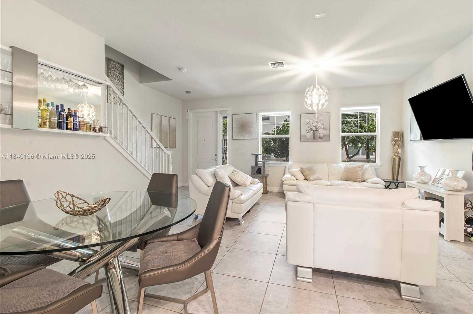 Small Image of 5140 EUCALYPTUS DR #3, Hollywood Number 9