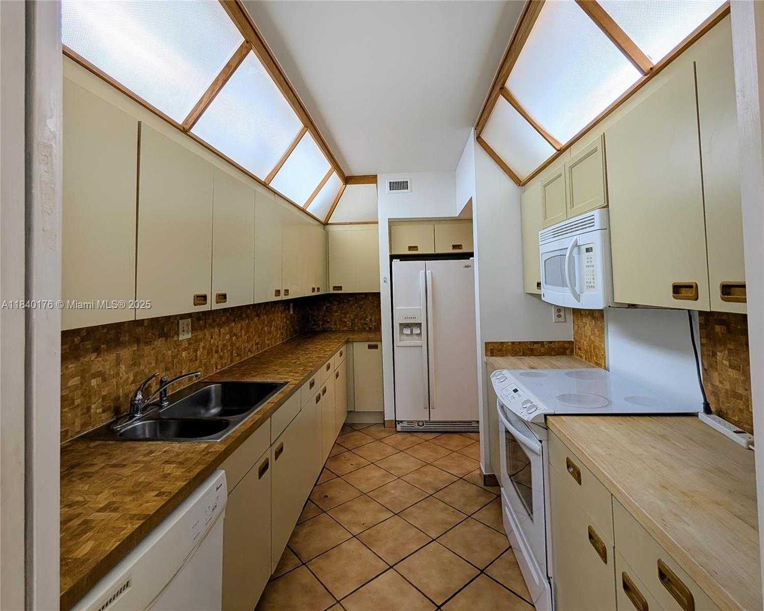 Small Image of 181 CRANDON BLVD #206, Key Biscayne Number 5