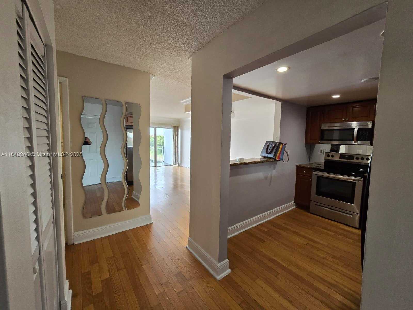 Small Image of 9351 FONTAINEBLEAU BLVD #B416, Miami Number 6