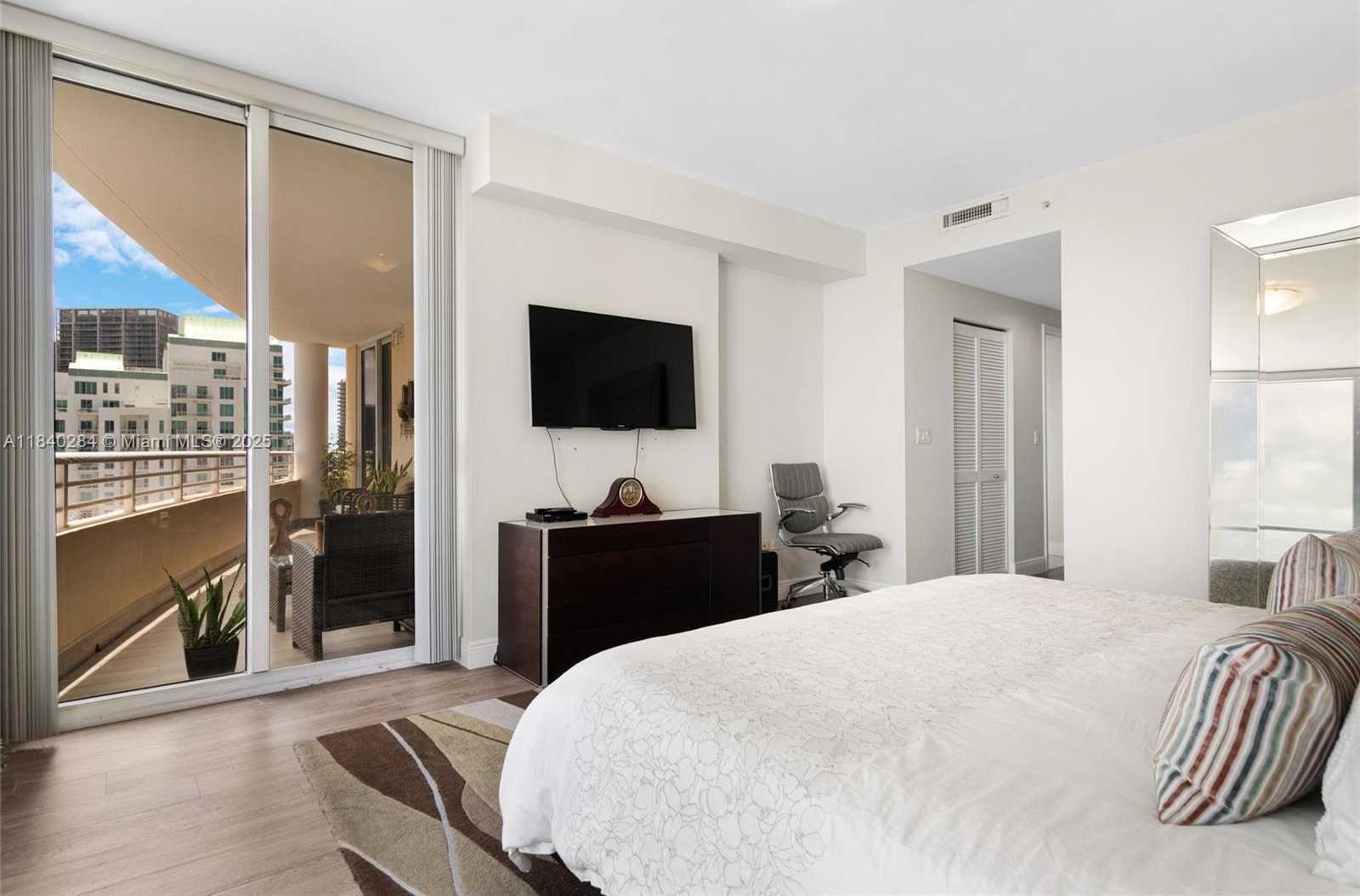 Small Image of 848 BRICKELL KEY DR #3905, Miami Number 27