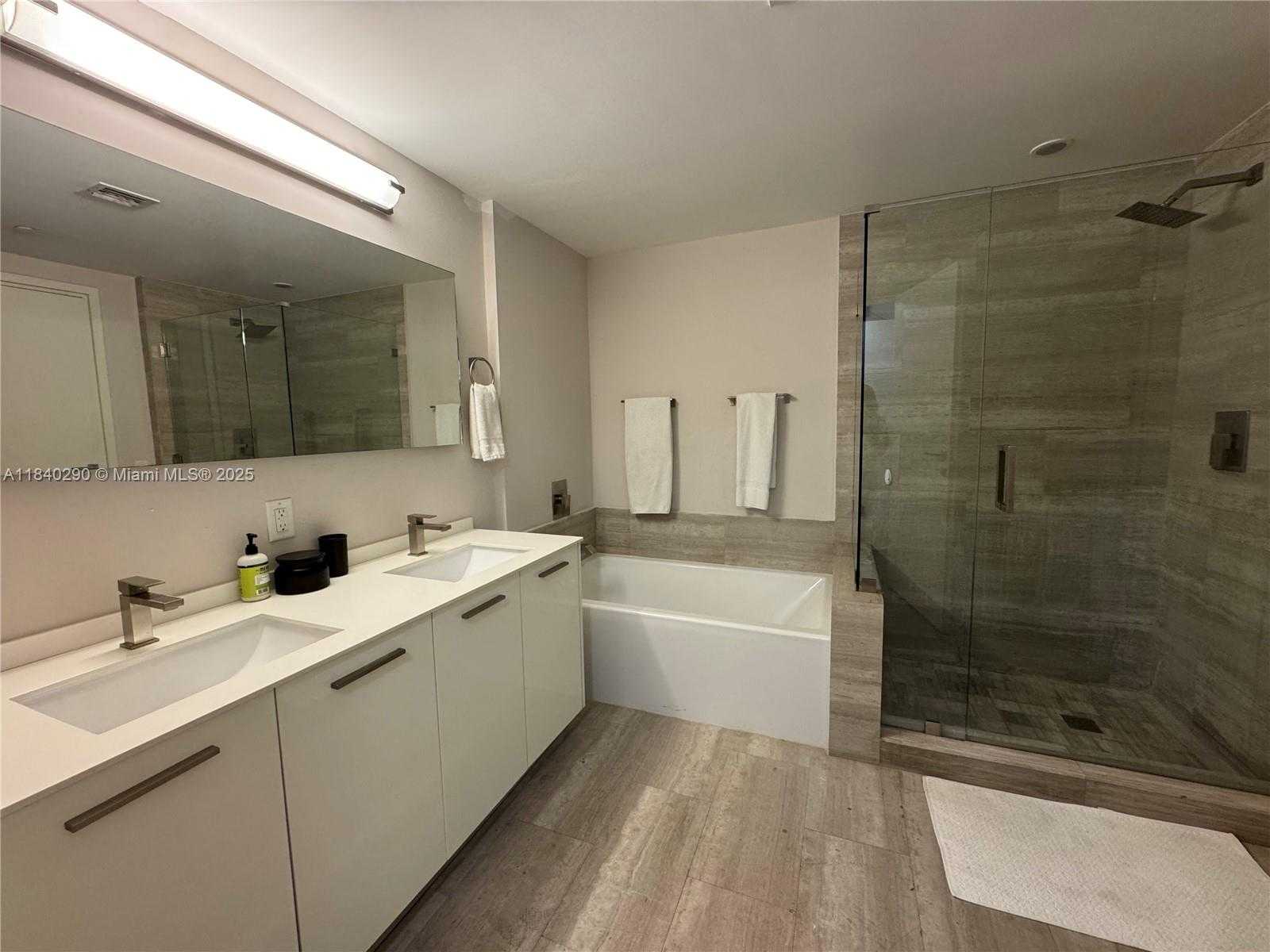 Small Image of 1300 BRICKELL BAY DR #1808, Miami Number 11
