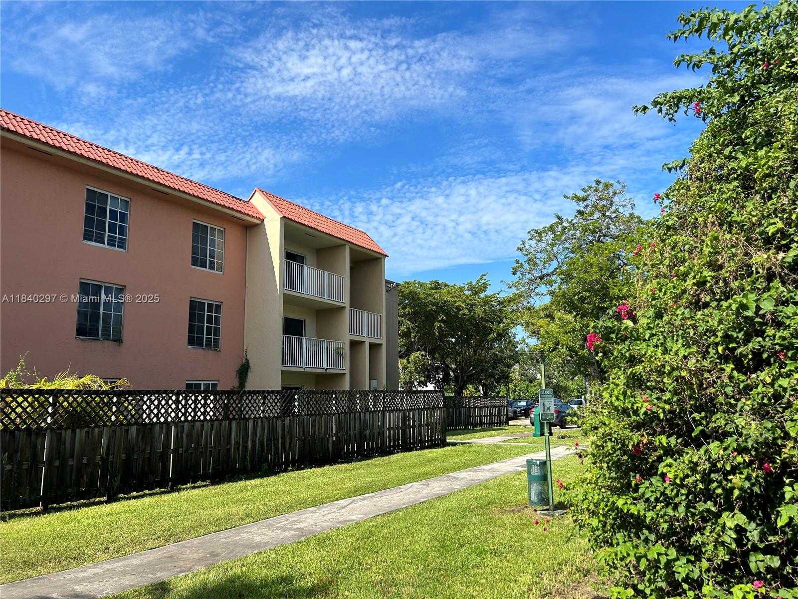 Small Image of 5221 GENEVA WAY #107, Doral Number 10
