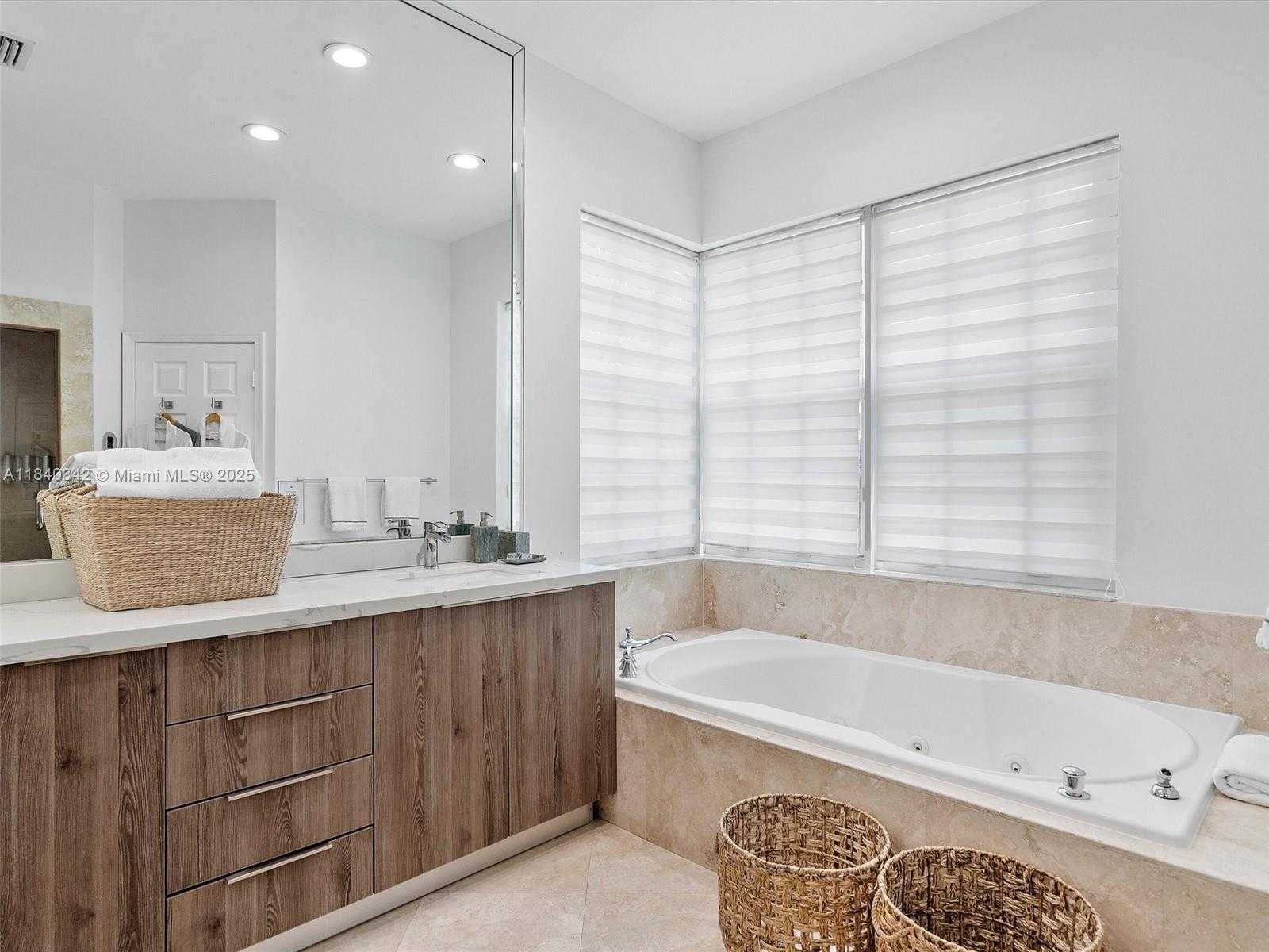 Small Image of 3981 194TH LN #3981, Sunny Isles Beach Number 27