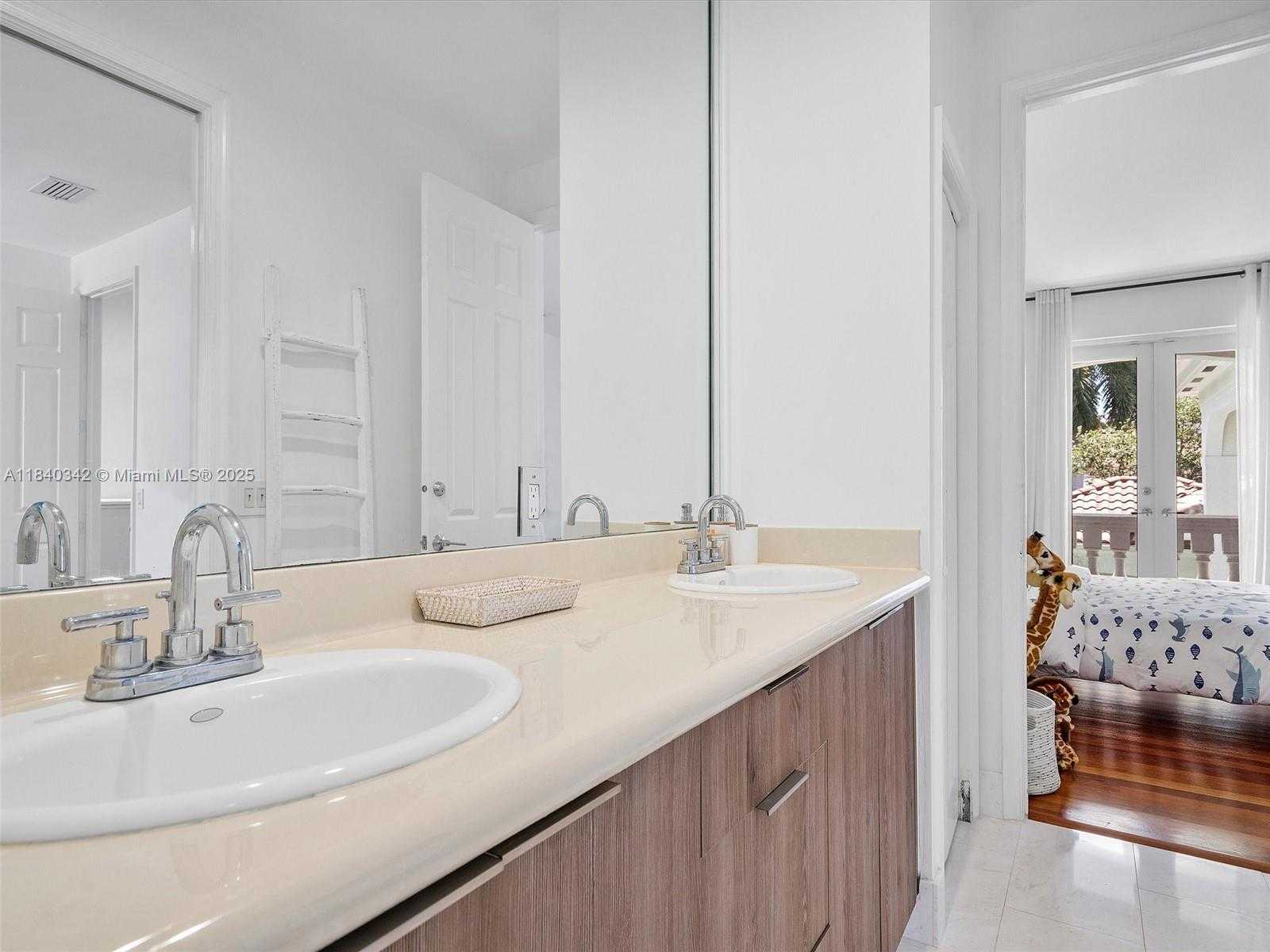 Small Image of 3981 194TH LN #3981, Sunny Isles Beach Number 33