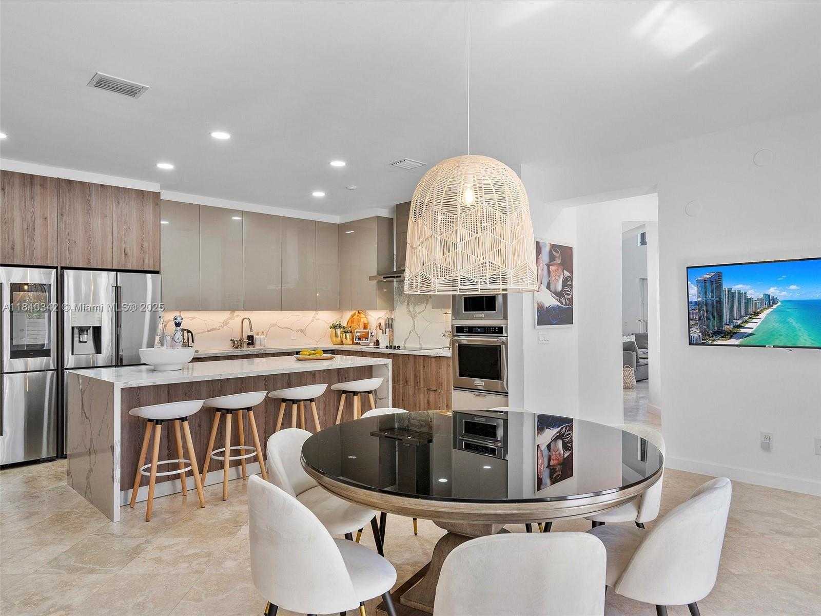 Small Image of 3981 194TH LN #3981, Sunny Isles Beach Number 4