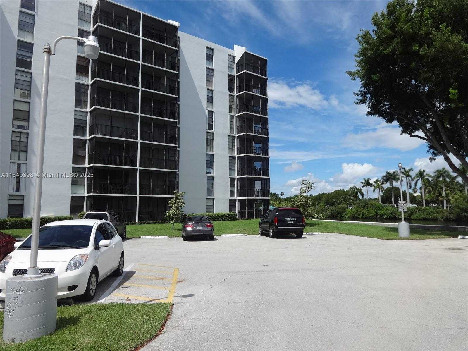 Small Image of 3475 NORTH COUNTRY CLUB DR #814, Aventura Number 4