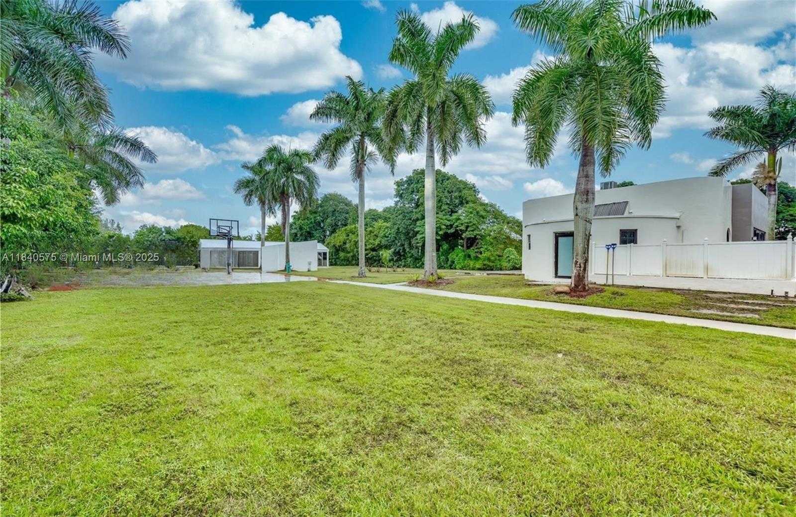 Small Image of 14401 SUNSET LN, Southwest Ranches Number 2