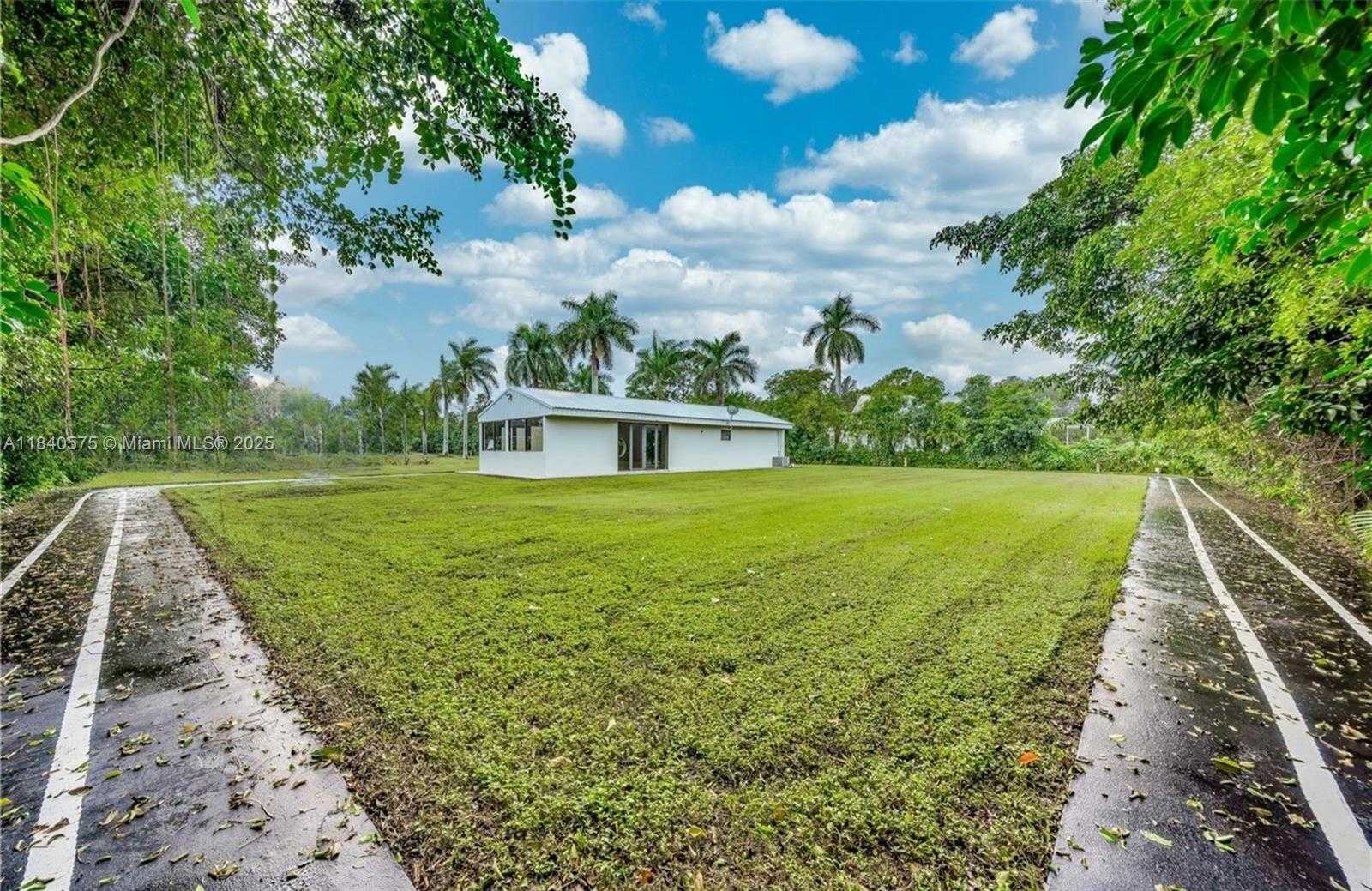 Small Image of 14401 SUNSET LN, Southwest Ranches Number 3