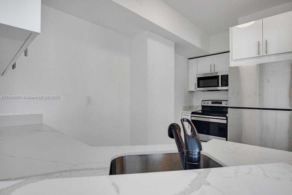 Small Image of 747 MICHIGAN AVE #204, Miami Beach Number 10