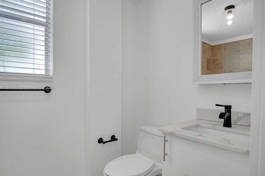 Small Image of 747 MICHIGAN AVE #204, Miami Beach Number 14