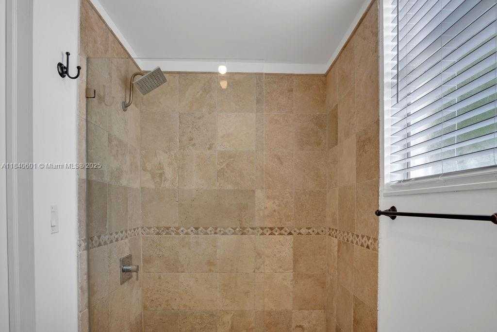 Small Image of 747 MICHIGAN AVE #204, Miami Beach Number 15