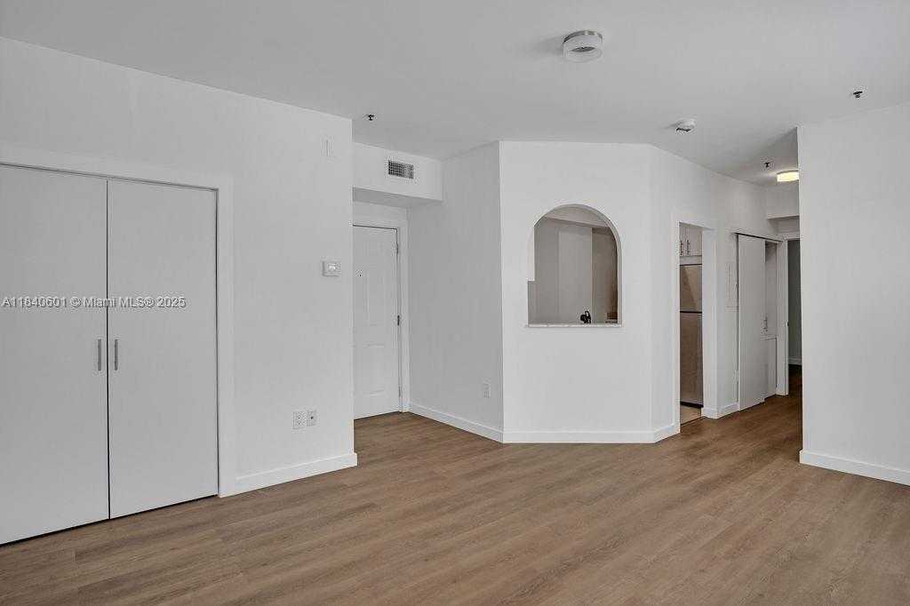 Small Image of 747 MICHIGAN AVE #204, Miami Beach Number 3