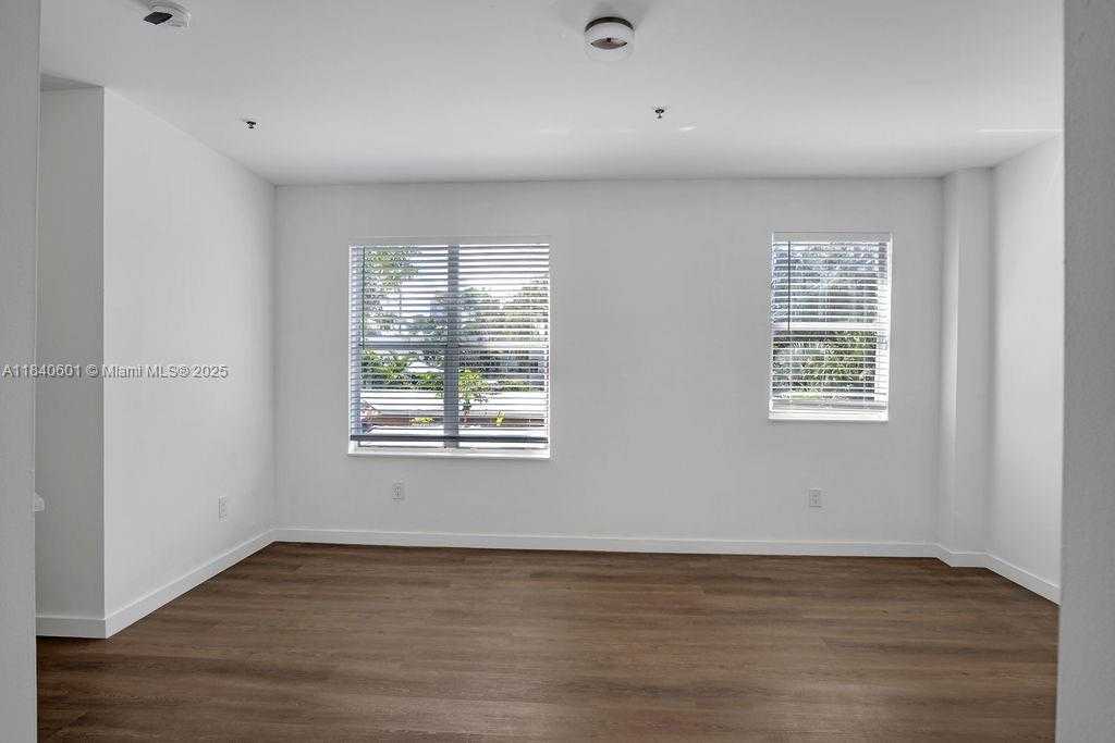 Small Image of 747 MICHIGAN AVE #204, Miami Beach Number 4