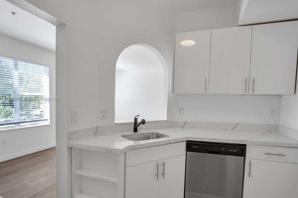 Small Image of 747 MICHIGAN AVE #204, Miami Beach Number 7