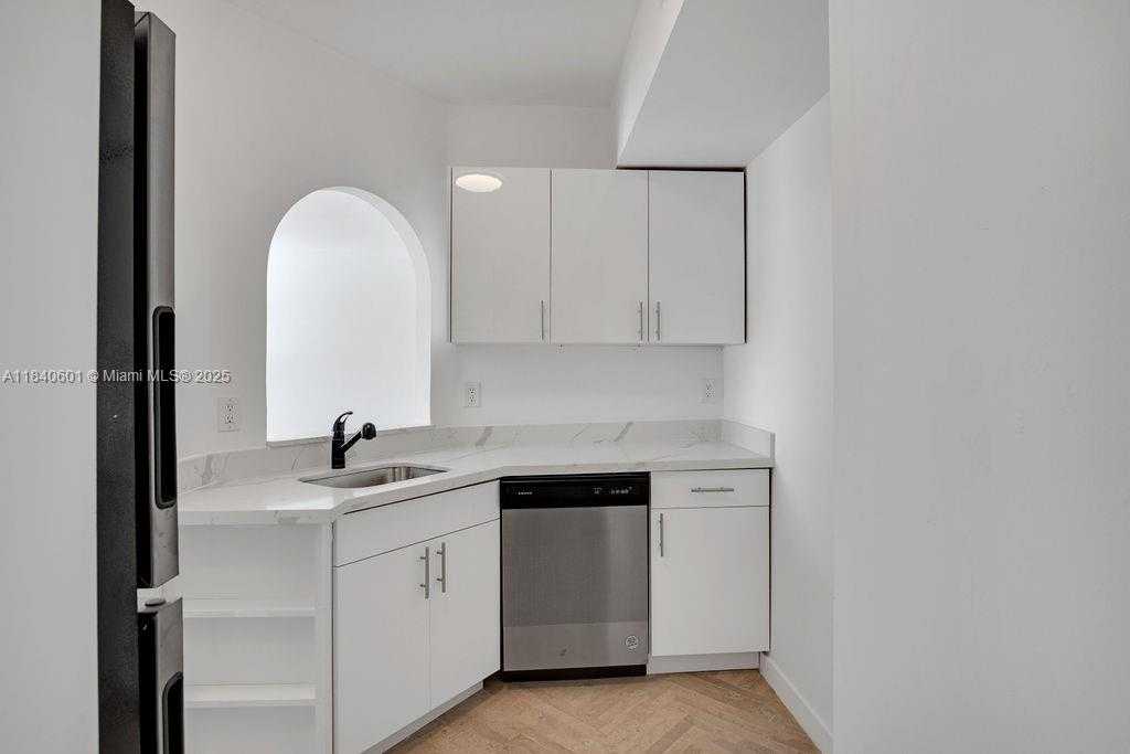 Small Image of 747 MICHIGAN AVE #204, Miami Beach Number 8