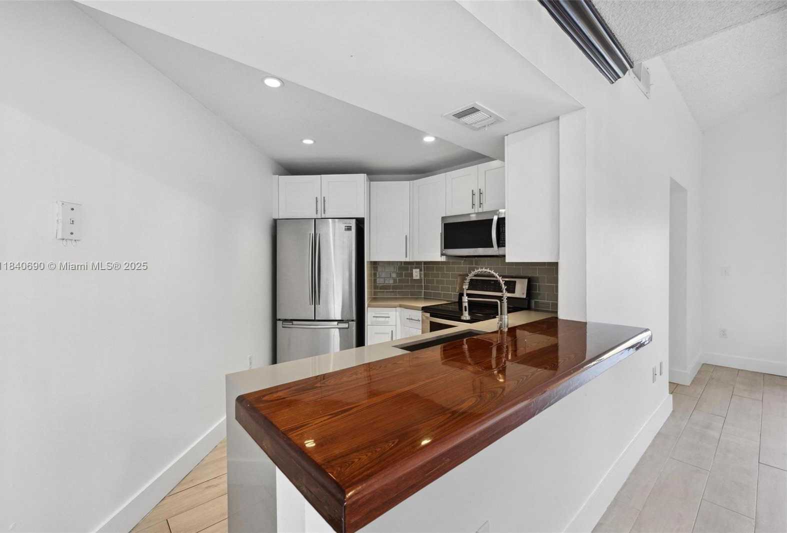 Small Image of 9741 FONTAINEBLEAU BLVD #H201, Miami Number 4