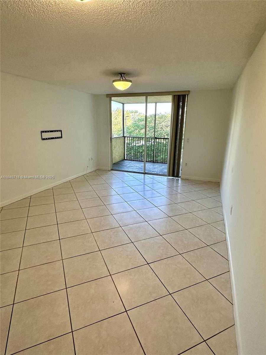 Small Image of 8363 LAKE DR #301, Doral Number 10
