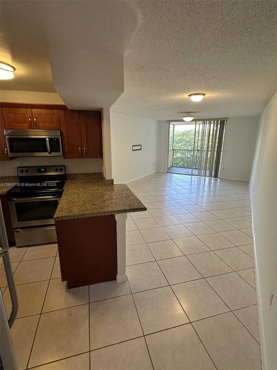 Small Image of 8363 LAKE DR #301, Doral Number 11