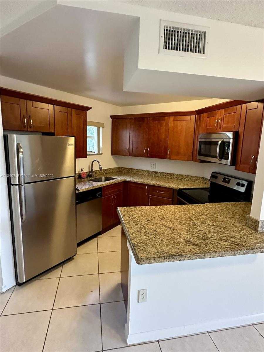 Small Image of 8363 LAKE DR #301, Doral Number 12