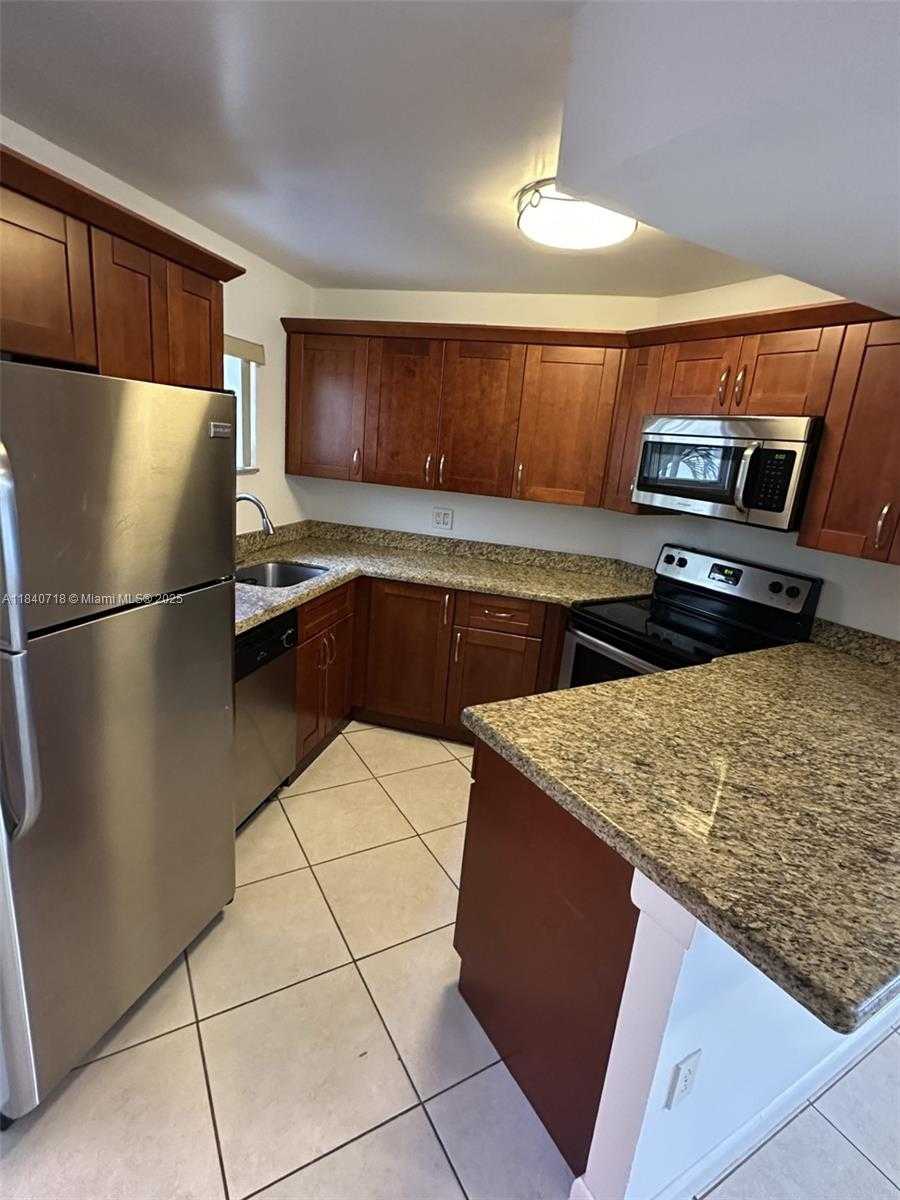 Small Image of 8363 LAKE DR #301, Doral Number 13