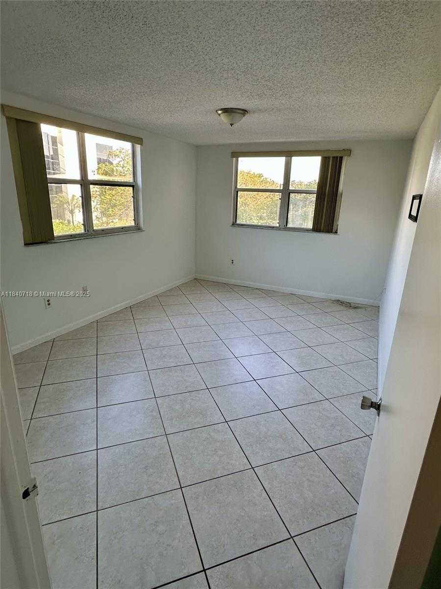 Small Image of 8363 LAKE DR #301, Doral Number 17