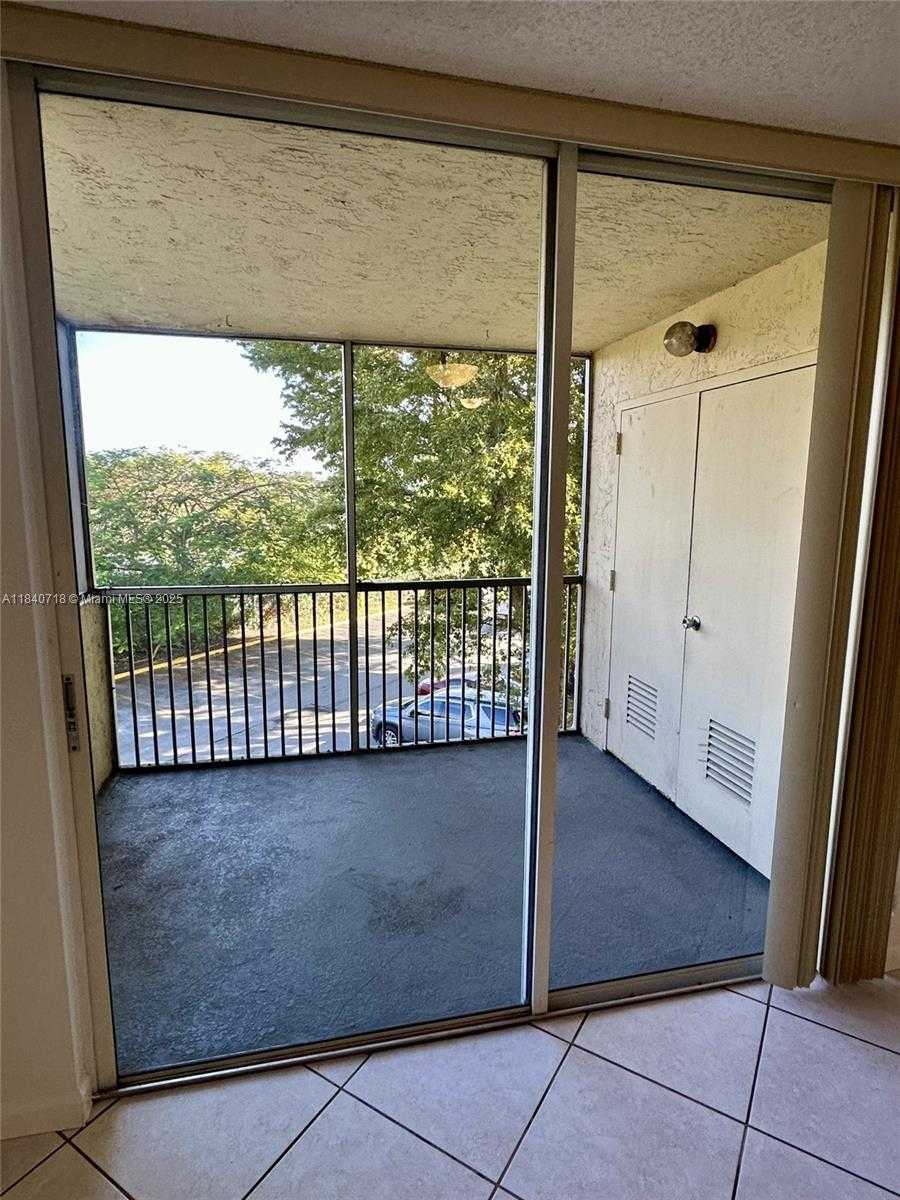Small Image of 8363 LAKE DR #301, Doral Number 4