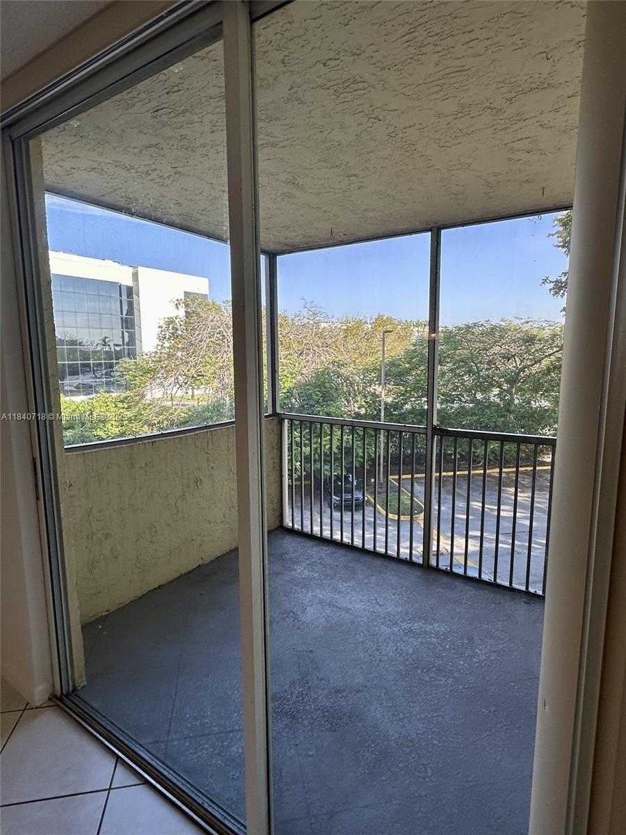 Small Image of 8363 LAKE DR #301, Doral Number 5