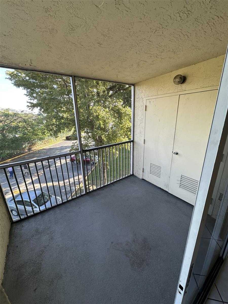 Small Image of 8363 LAKE DR #301, Doral Number 6