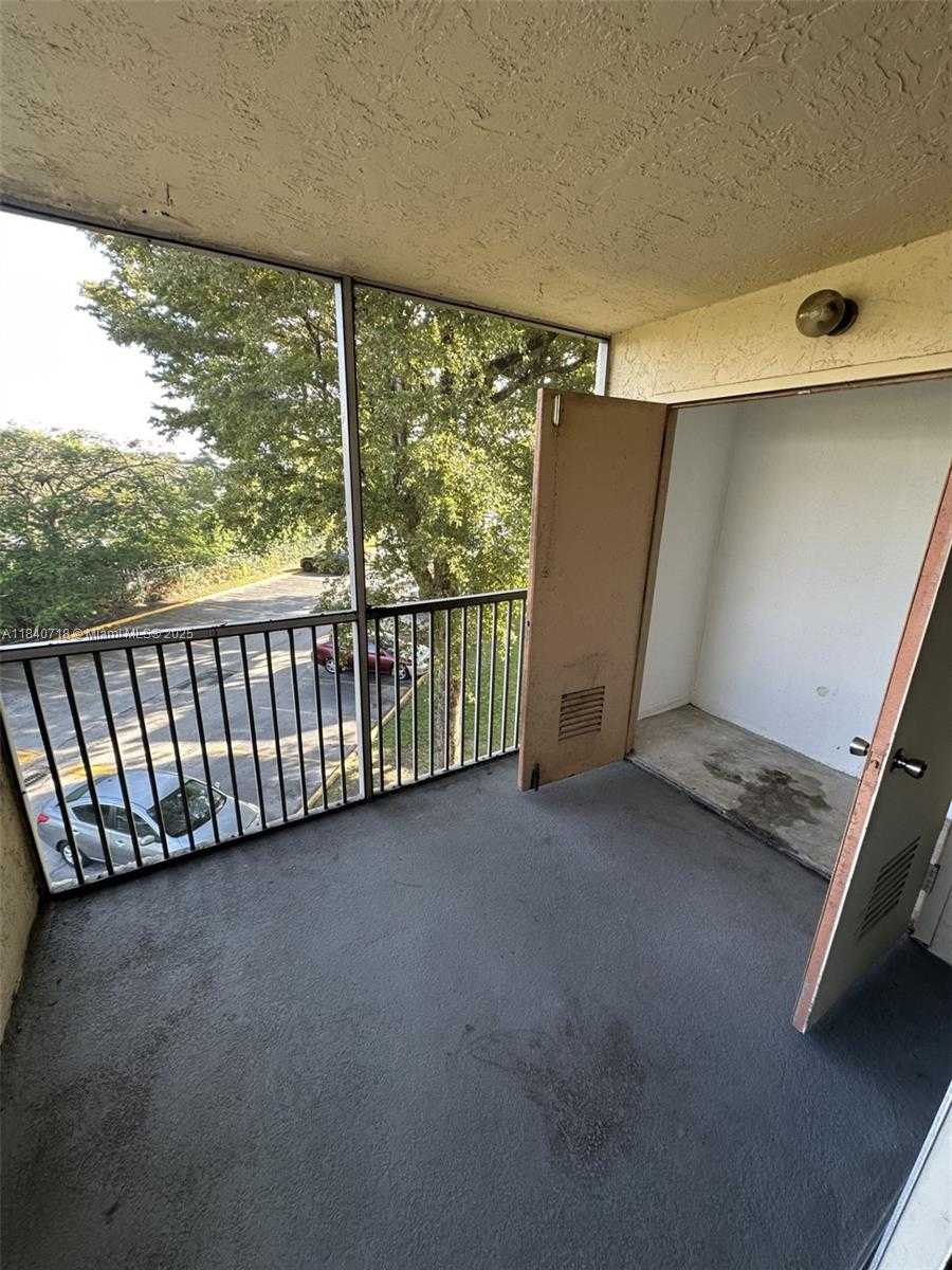 Small Image of 8363 LAKE DR #301, Doral Number 7