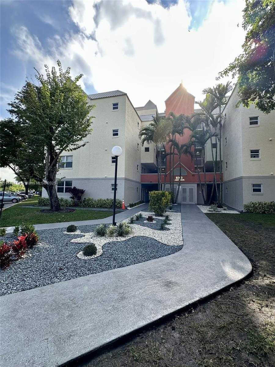 Small Image of 8363 LAKE DR #301, Doral Number 9