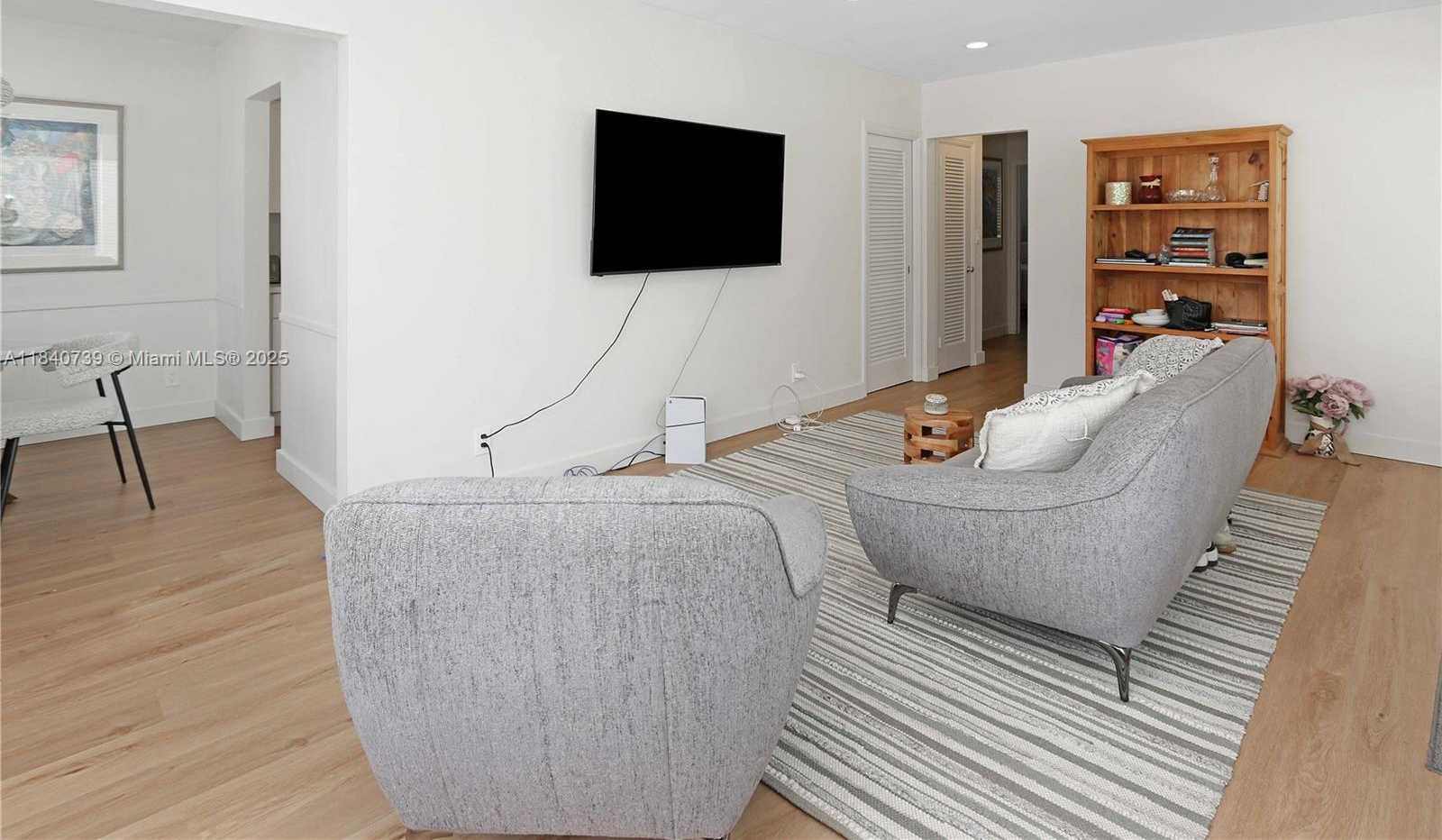 Small Image of 326 VAN BUREN ST #326, Hollywood Number 9