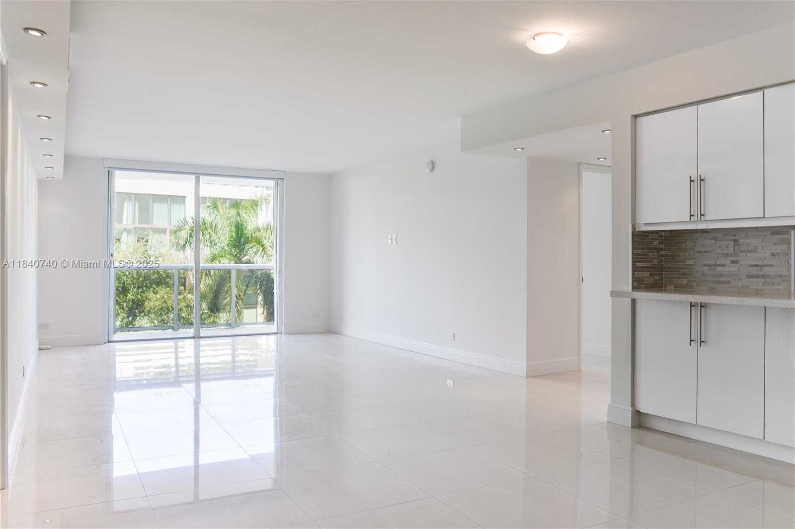 Small Image of 6039 COLLINS AVE #531, Miami Beach Number 2