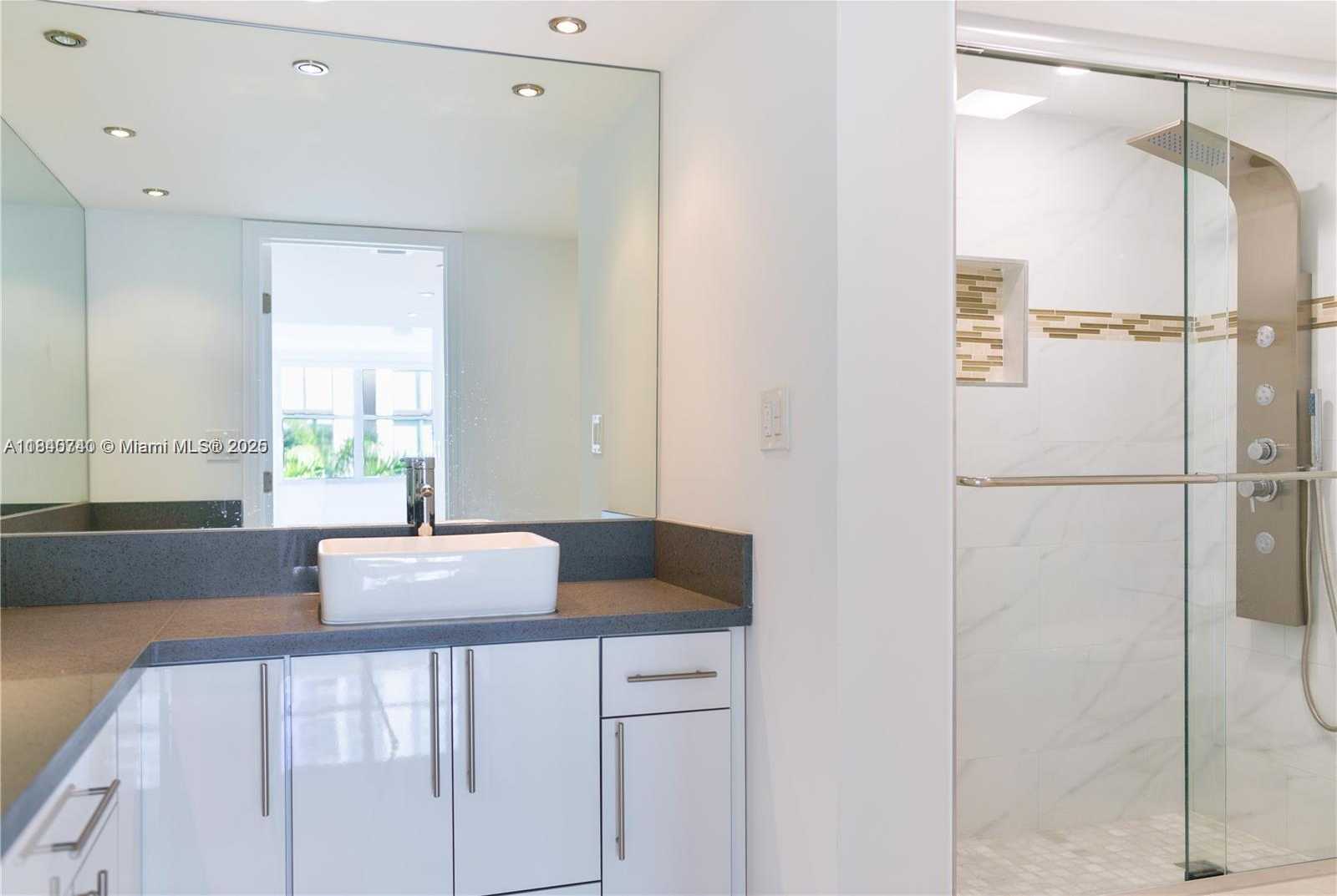 Small Image of 6039 COLLINS AVE #531, Miami Beach Number 4