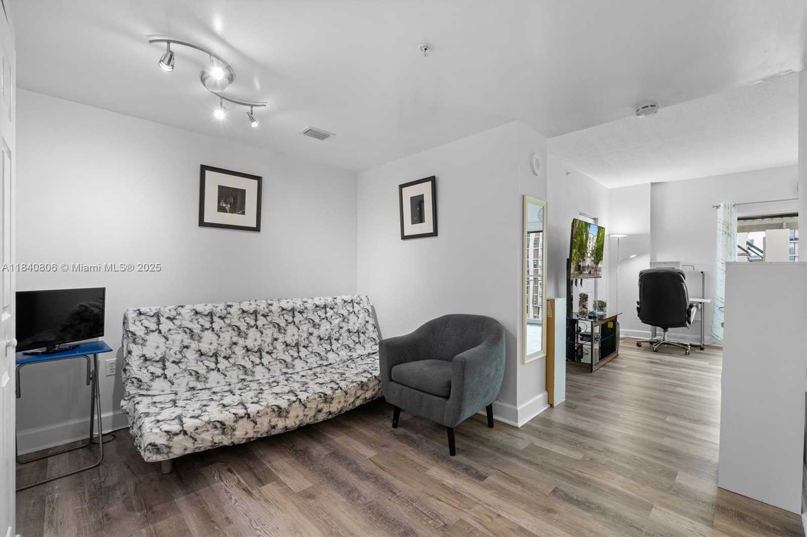 Small Image of 50 MENORES AVE #812, Coral Gables Number 11