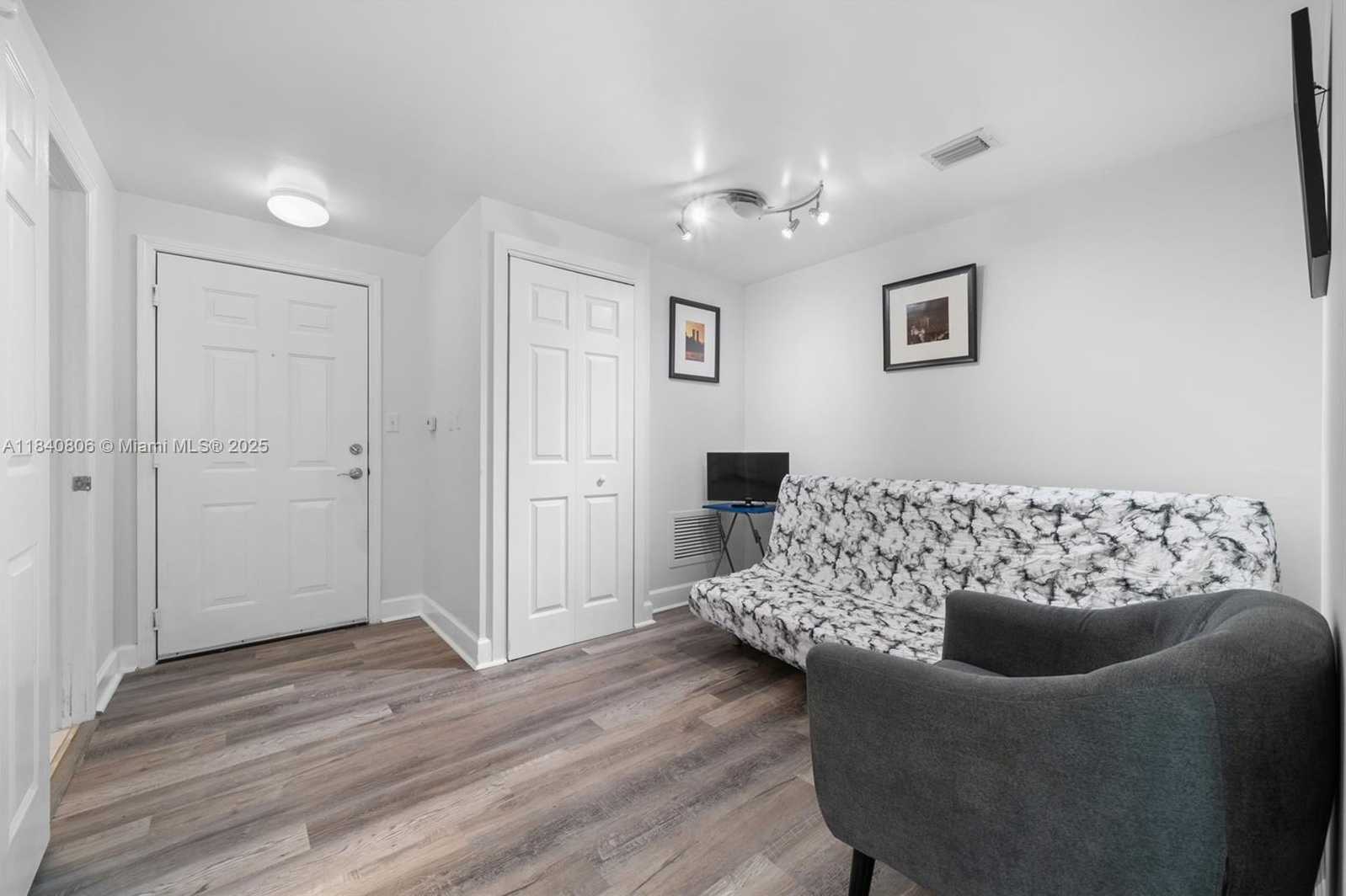 Small Image of 50 MENORES AVE #812, Coral Gables Number 9