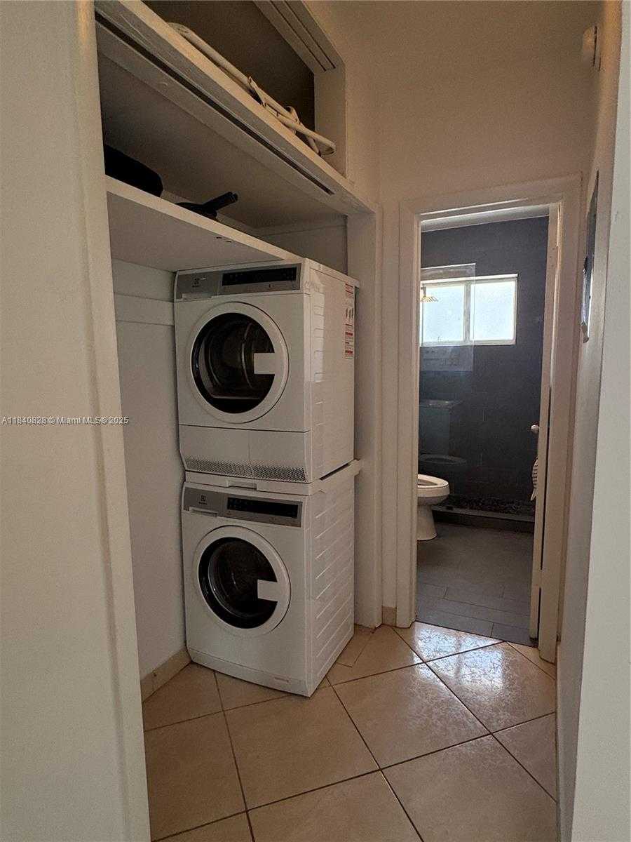 Small Image of 401 COLLINS AVE #15, Miami Beach Number 10