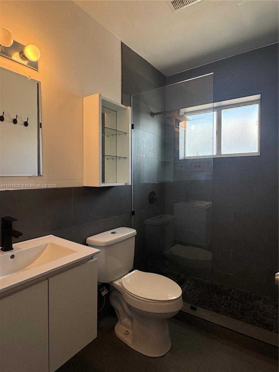 Small Image of 401 COLLINS AVE #15, Miami Beach Number 11