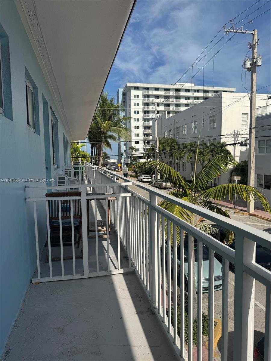 Small Image of 401 COLLINS AVE #15, Miami Beach Number 14